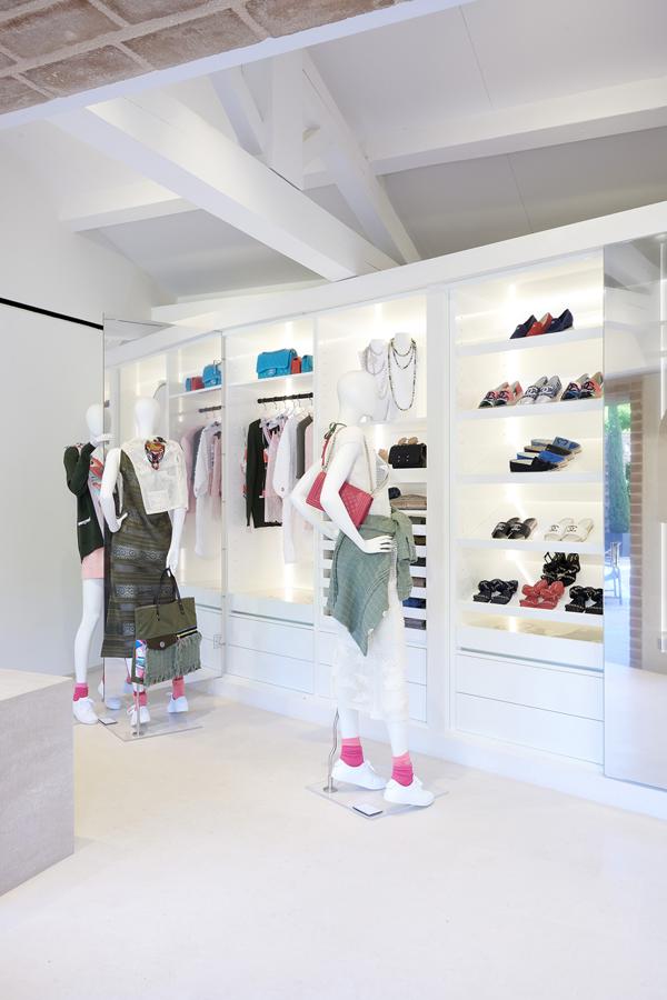 Interior del espacio, pret a porter y accesorios