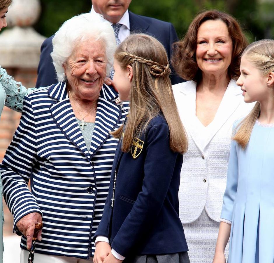La Infanta Sofía charla cariñosamente con su bisabuela, María del Carmen Álvarez del Valle. 
