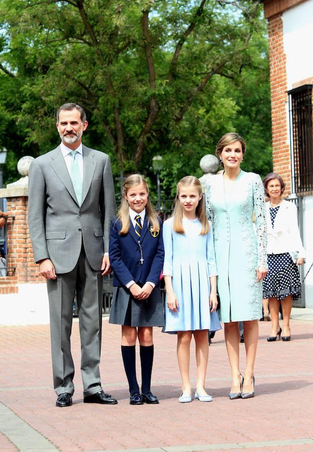 Los Reyes posan con sus hijas. 