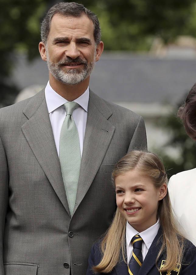 La Infanta Sofía, junto a su padre, el Rey. 
