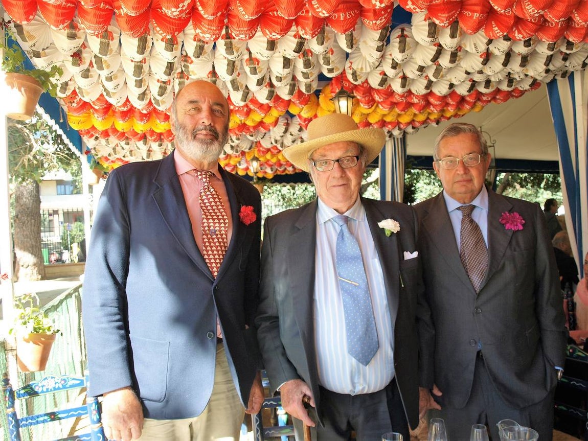 Los primos Vicente Domecq, José Manuel LLanza y Javier Domecq tras el almuerzo en el Casino Nacional. 