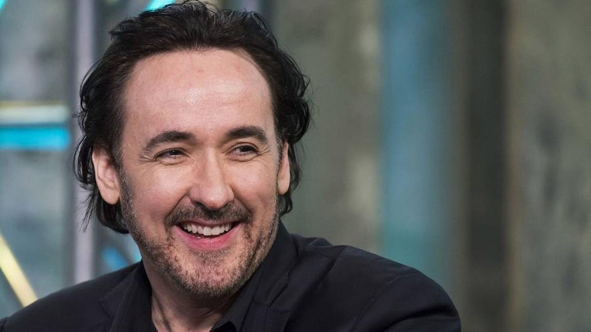 2. El famoso actor estadounidense John Cusack, conocido por películas como «2012», «La delgada línea roja» o «Con Air», fue el primer tanteado para hacer de Walter White en «Breaking Bad». Sin embargo, no le interesó el guión ni pensó que la serie podría tener éxito. Además de que no parecía muy entusiasmado por hacer televisión.