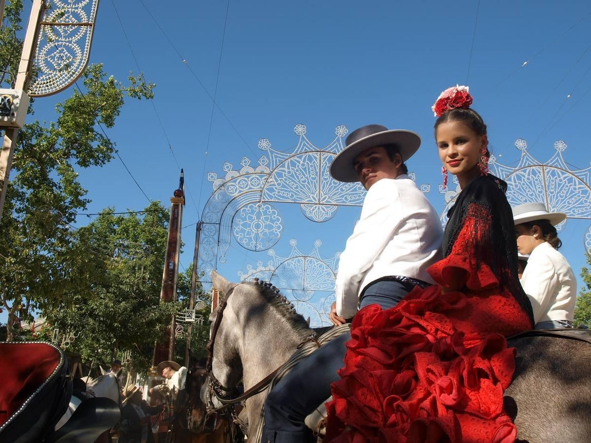 Una pareja paseando a caballo