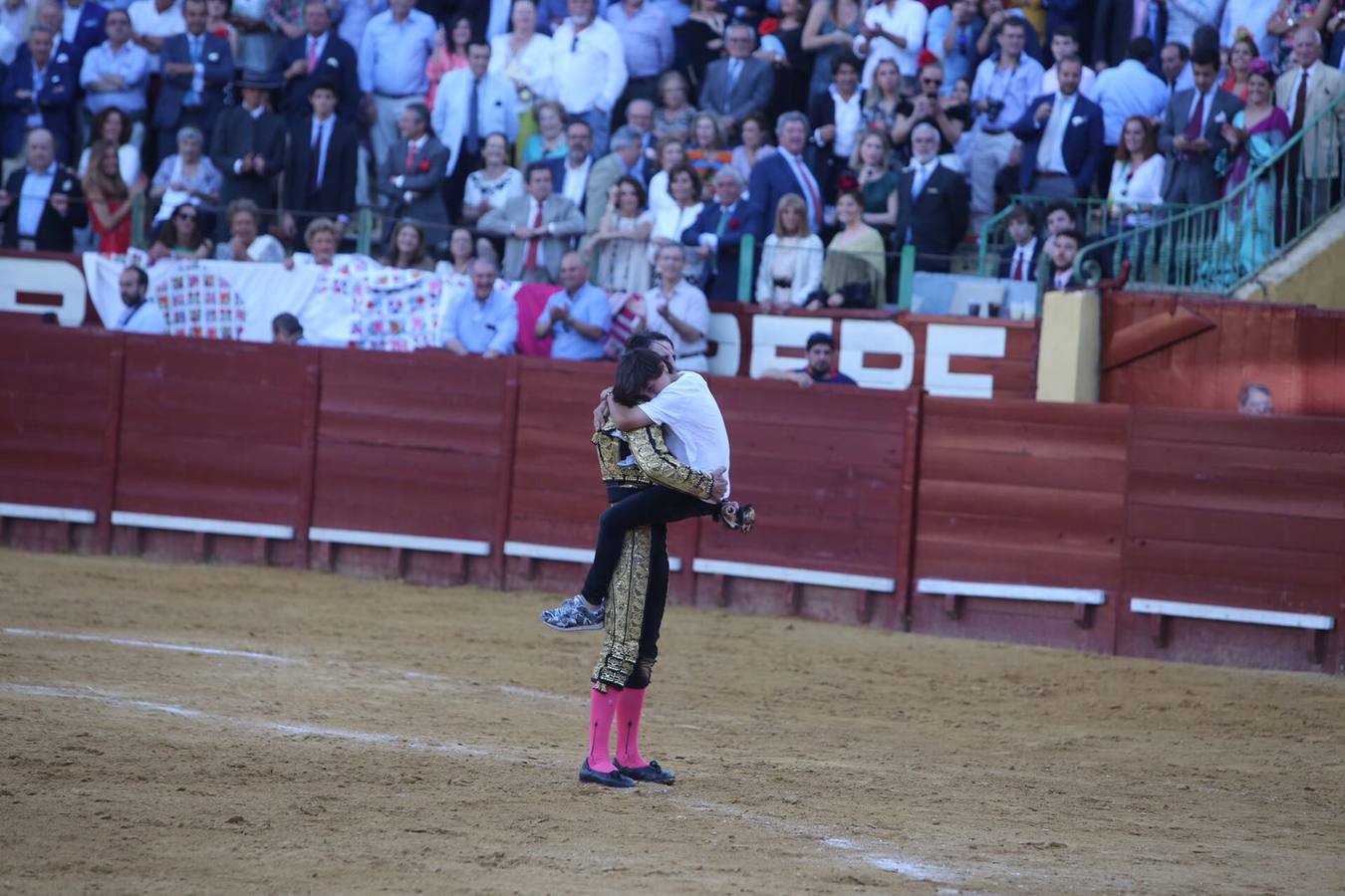 La terna de Manzanares, Padilla y Morante sale a hombros en la Feria