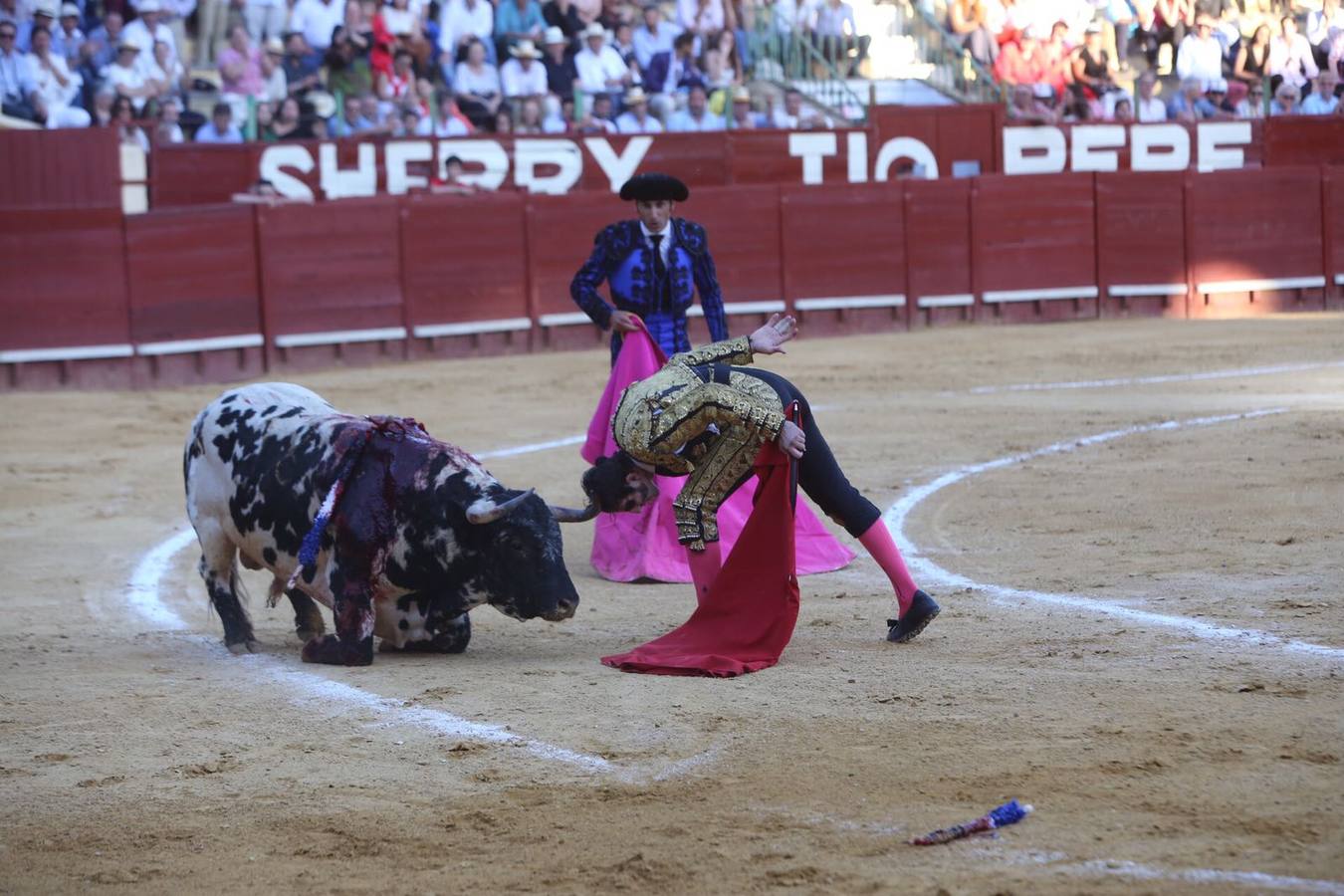 La terna de Manzanares, Padilla y Morante sale a hombros en la Feria