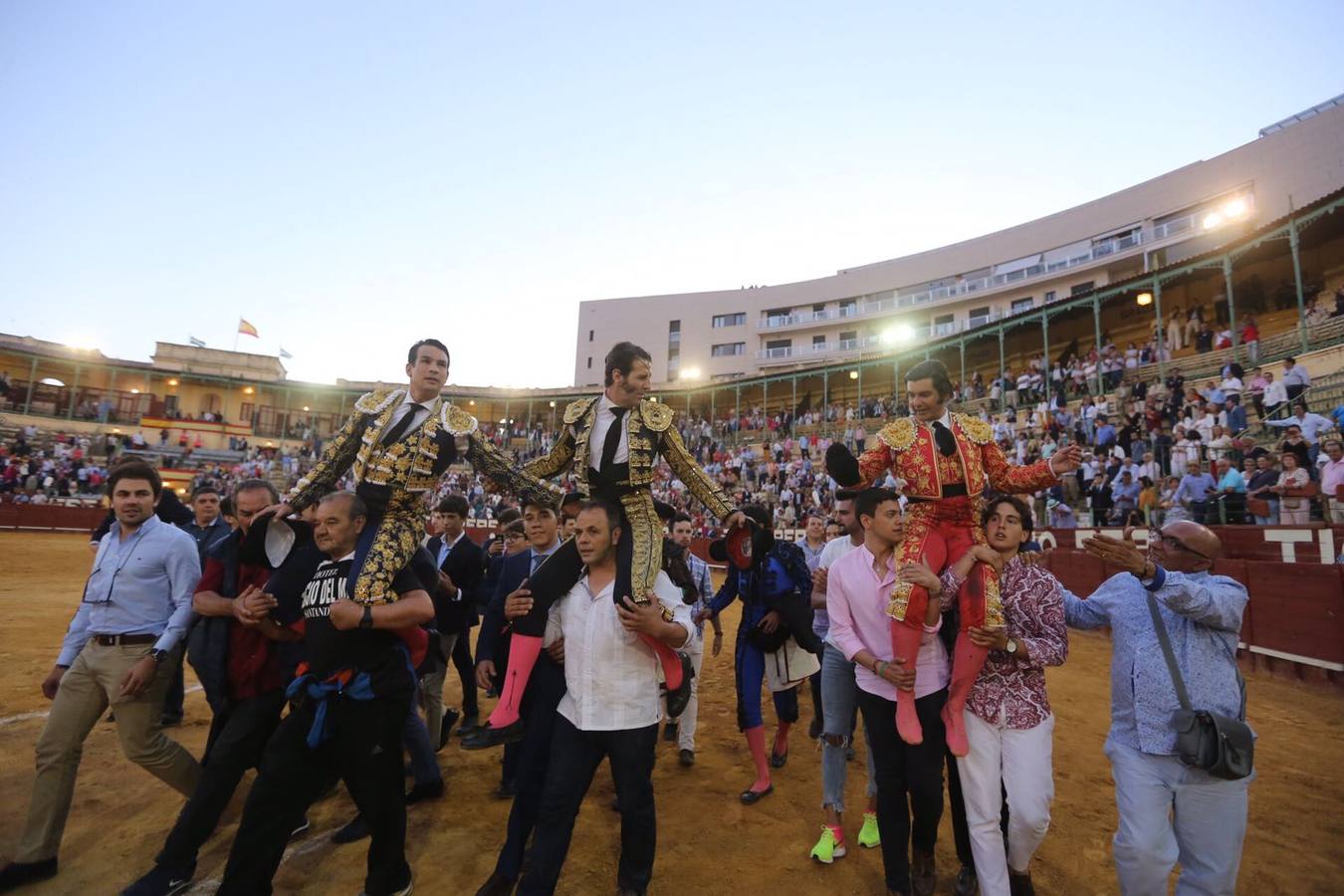 La terna de Manzanares, Padilla y Morante sale a hombros en la Feria