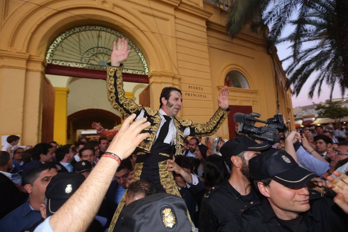La terna de Manzanares, Padilla y Morante sale a hombros en la Feria