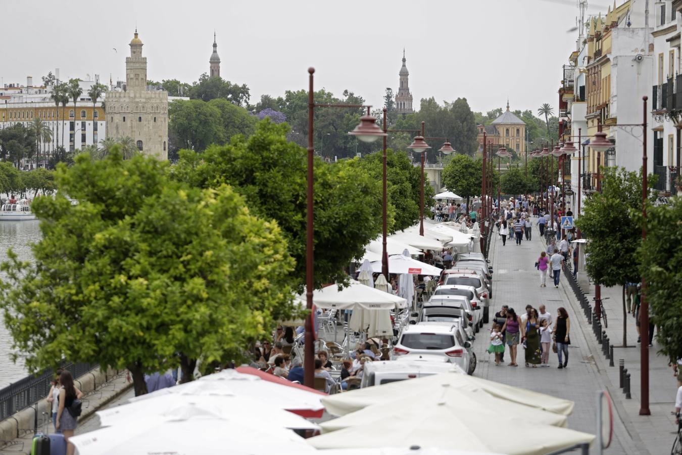 Una calle Betis llena de actividades y vacía de tráfico