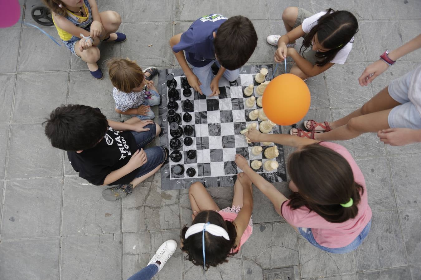 Una calle Betis llena de actividades y vacía de tráfico