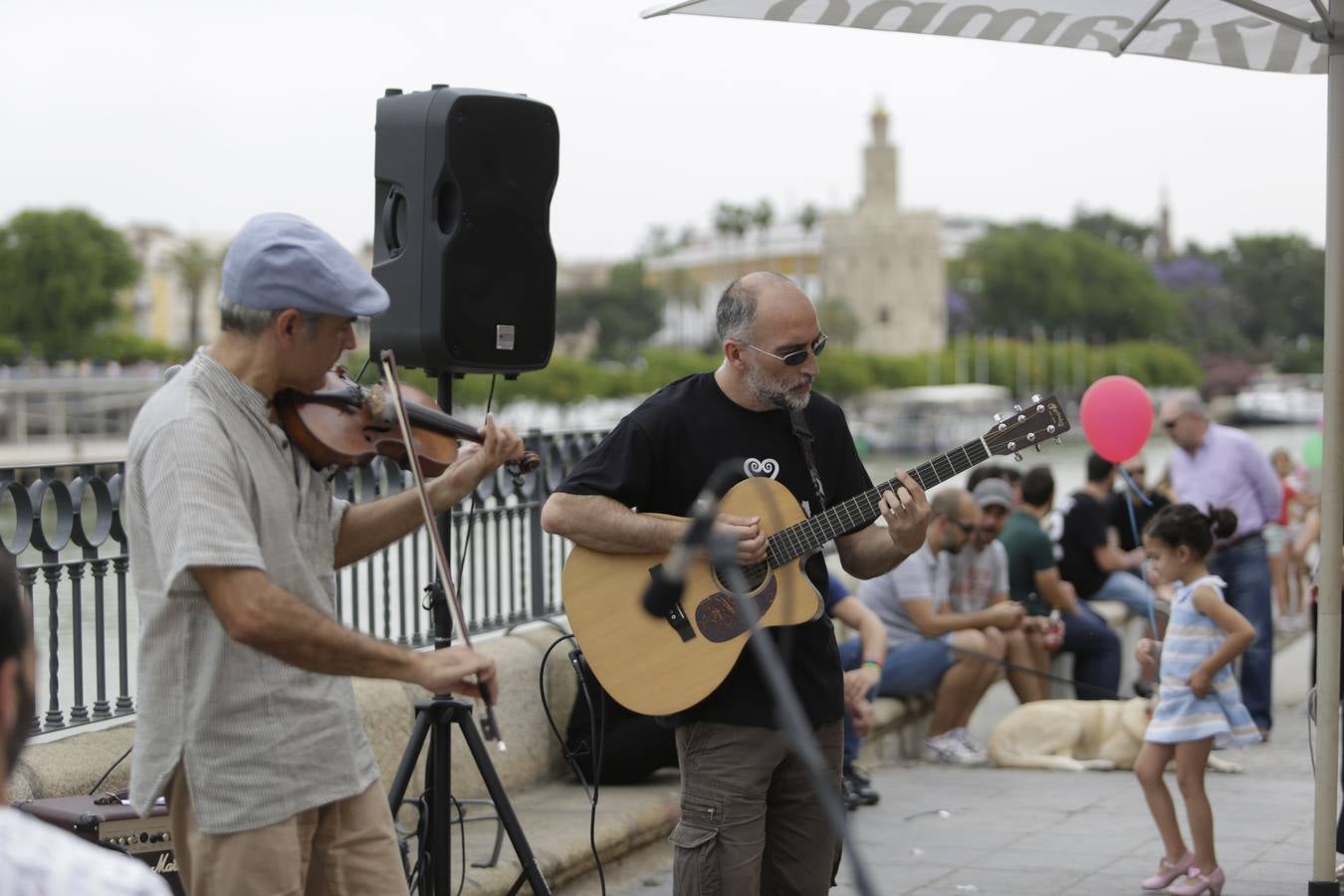 Una calle Betis llena de actividades y vacía de tráfico