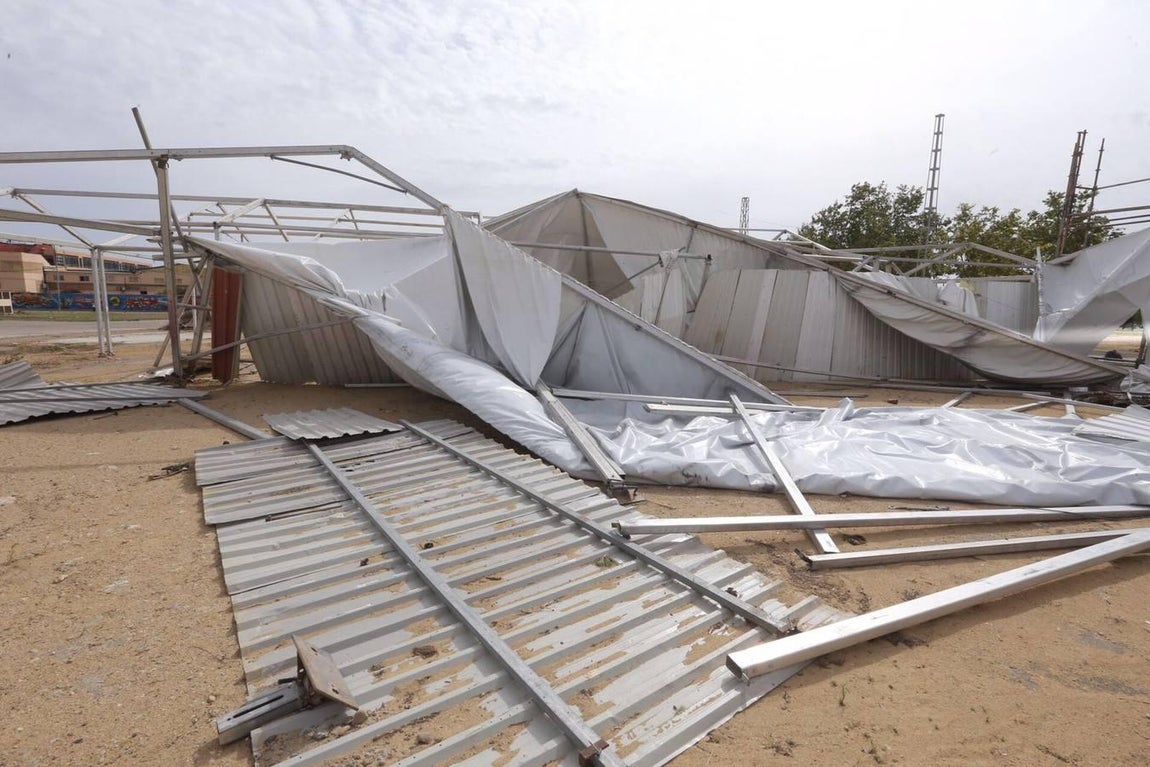 Las casetas de la feria de Puerto Real terminan en el suelo. 