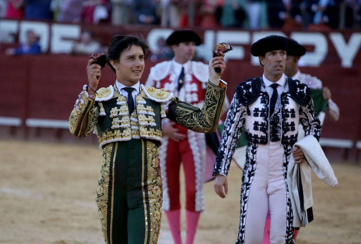 Talavante y Roca Rey salen a hombros en el broche taurino de la Feria de Jerez