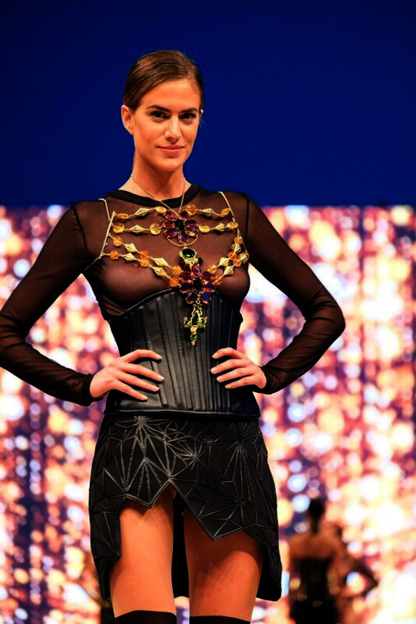 Joyas de Elisa Poma sobre corpiños de Maya Hansen. 