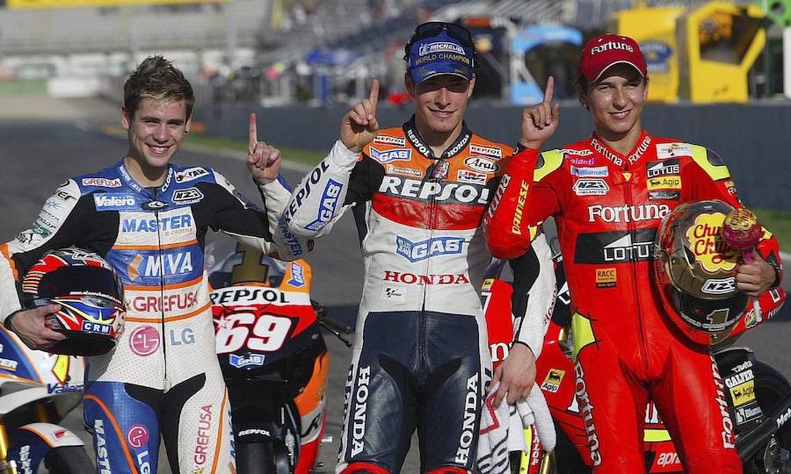 Nicky Hayden, en el centro, junto a Álvaro Bautista (izquierda) y Jorge Lorenzo (derecha). Esta fue la foto oficial de los tres campeones del mundo del año 2006. Reuters