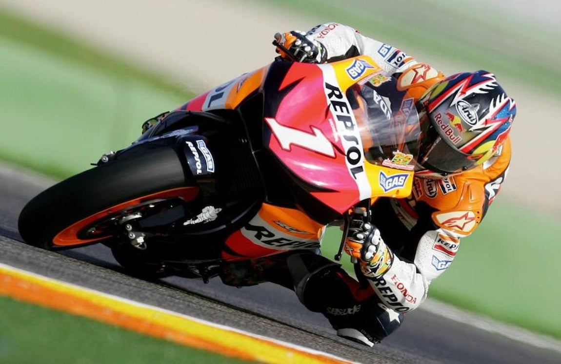 Nicky Hayden, con el dorsal que le distinguía, en 2007, como el vigente campeón del mundo. AFP