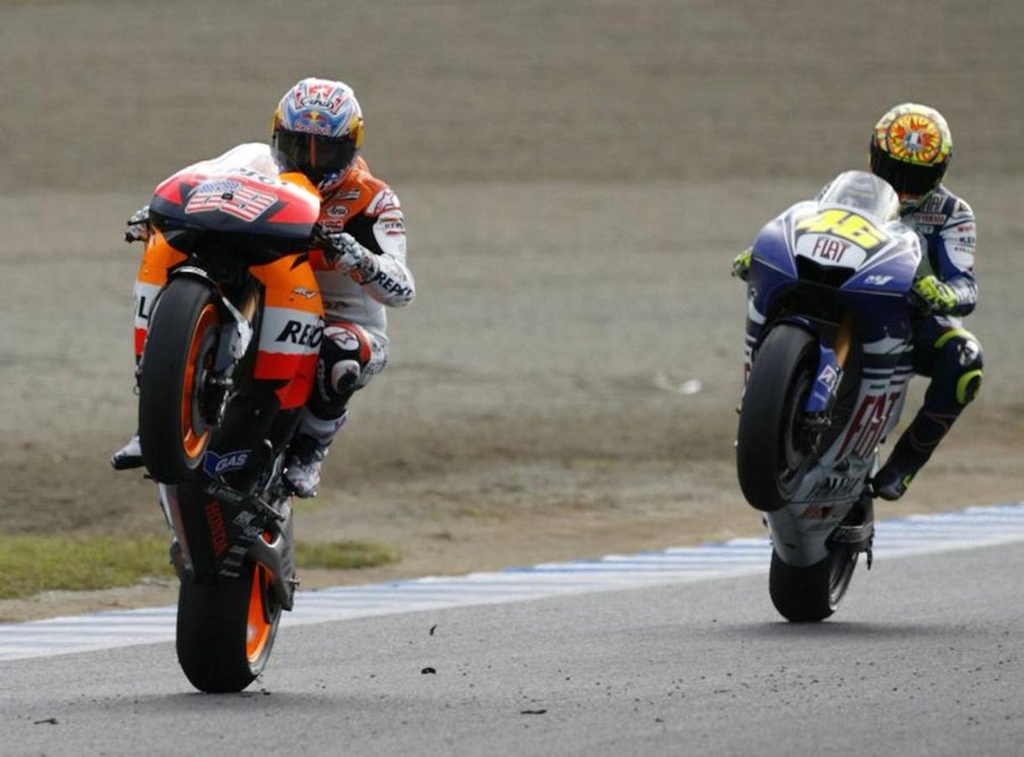 Hayden y el propio Valentino Rossi realizan un caballito durante la clasificación del Gran Premio de Motegi en septiembre de 2008. Reuters