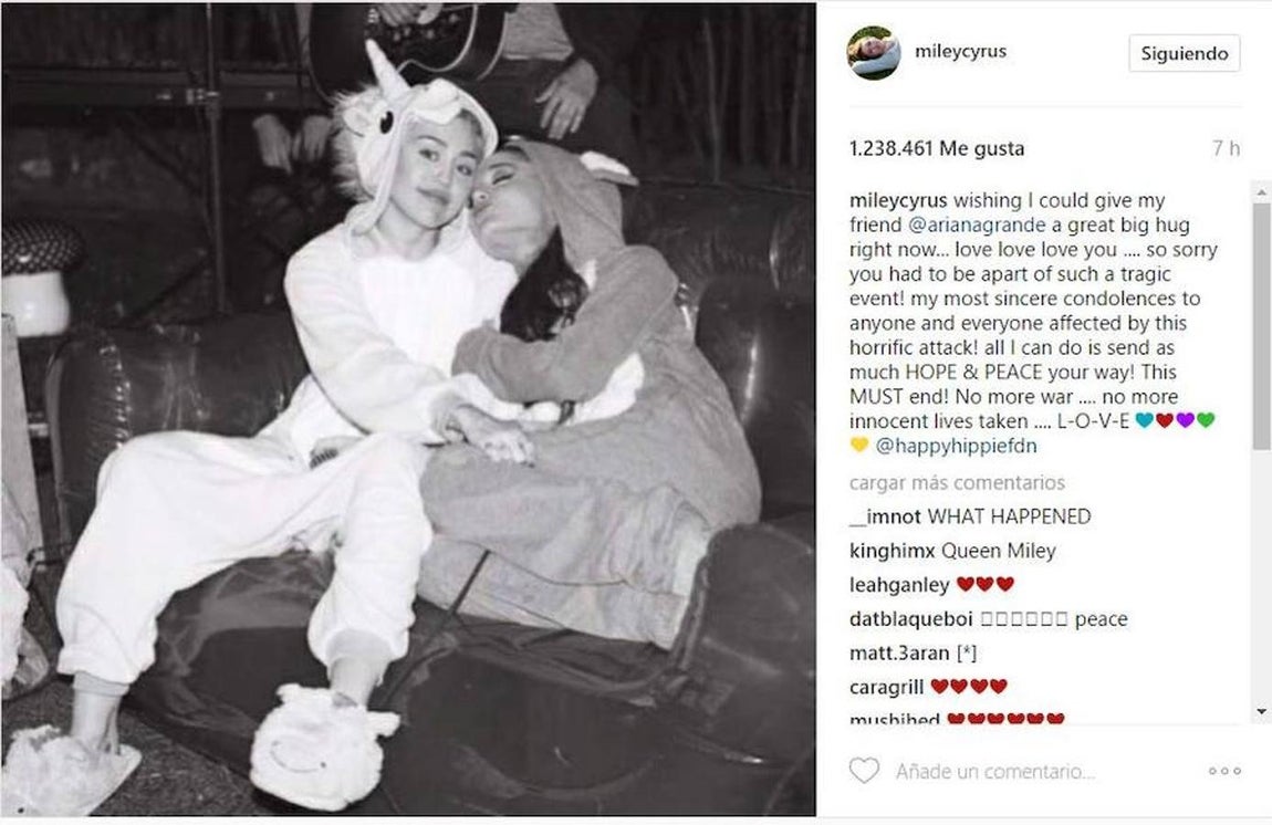 Miley Cyrus, cantante. «Deseando poder darle a mi amiga Ariana Grande un gran abrazo en este momento ... amor amor te amo .... ¡siento tanto que tuvieras que estar en un evento tan trágico! ¡Mis más sinceras condolencias a todos todos los afectados por este horrible ataque! Todo lo que puedo hacer es enviar ESPERANZA y PAZ a mi manera. ¡Esto debe terminar! No más guerra .... no más vidas inocentes tomadas»