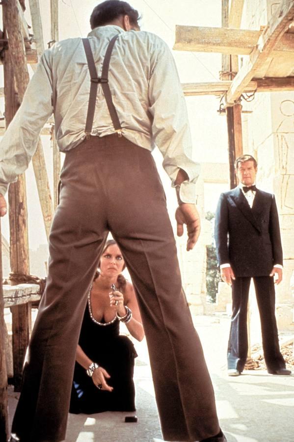 Moore participó en siete películas como 007. El actor inglés estuvo presente en la gran pantalla a través de siete películas de la saga de unos de los espías del MI6 como el agente 007. Pero al cumplir los 58 años tuvo que relegar el papel en una versión más joven, Timothy Dalton.