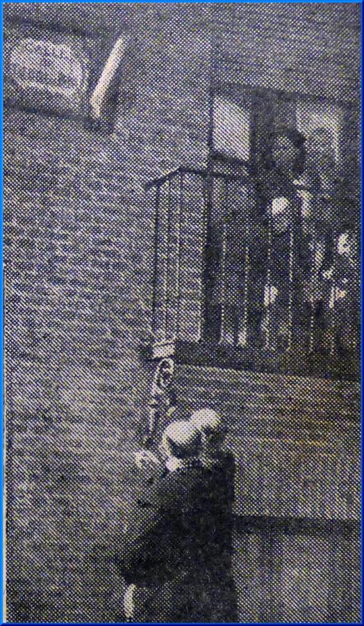 El gobernador civil descubriendo la placa dedicada a Talavera de la Reina, en 1953, en una imagen de prensa. FOTO FLORES. 