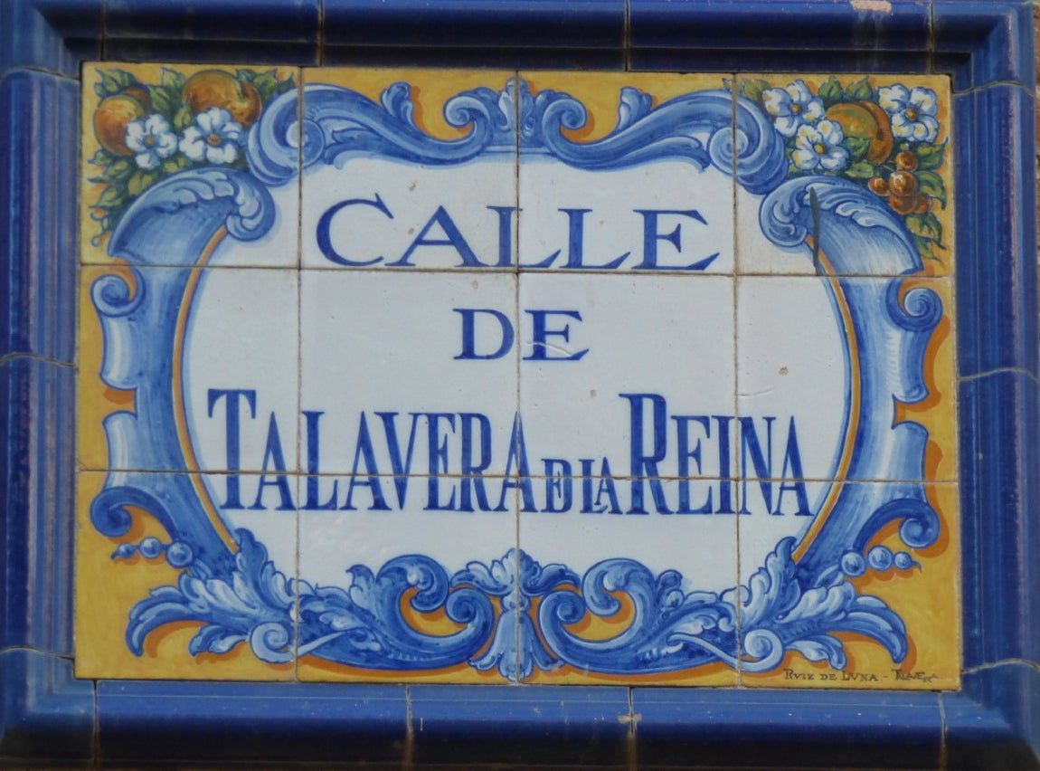 Pieza de cerámica de Ruiz de Luna, descubierta en 1953, adosada al segundo Bloque. FOTO RAFAEL DEL CERRO. 