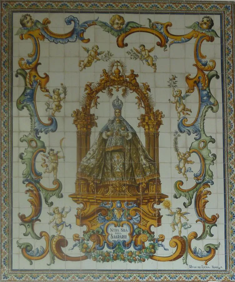 Composición de azulejos con la Virgen del Sagrario en el soportal del segundo Bloque. FOTO RAFAEL DEL CERRO