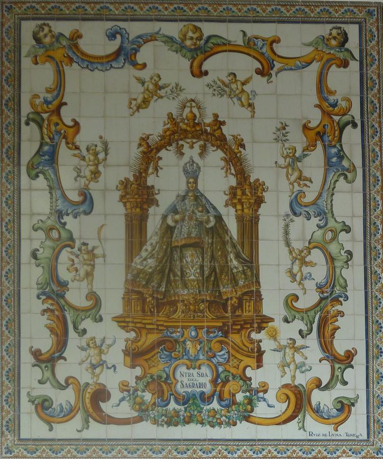 Composición de azulejos con la Virgen del Sagrario en el soportal del segundo Bloque. FOTO RAFAEL DEL CERRO. 