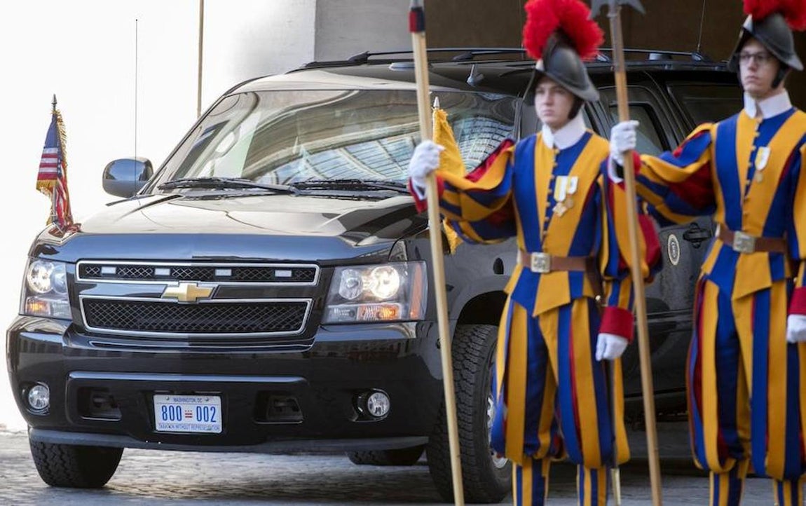 Donald Trump llega en su vehículo oficial a una audiencia privada con el papa Francisco en el Vaticano. 