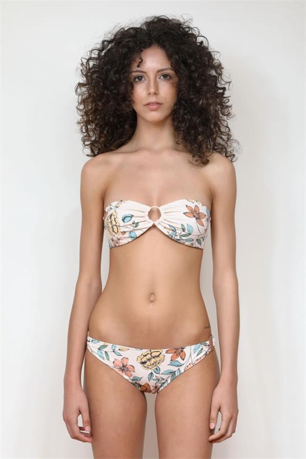 Bikini bandeau con estampado floral (132€)
