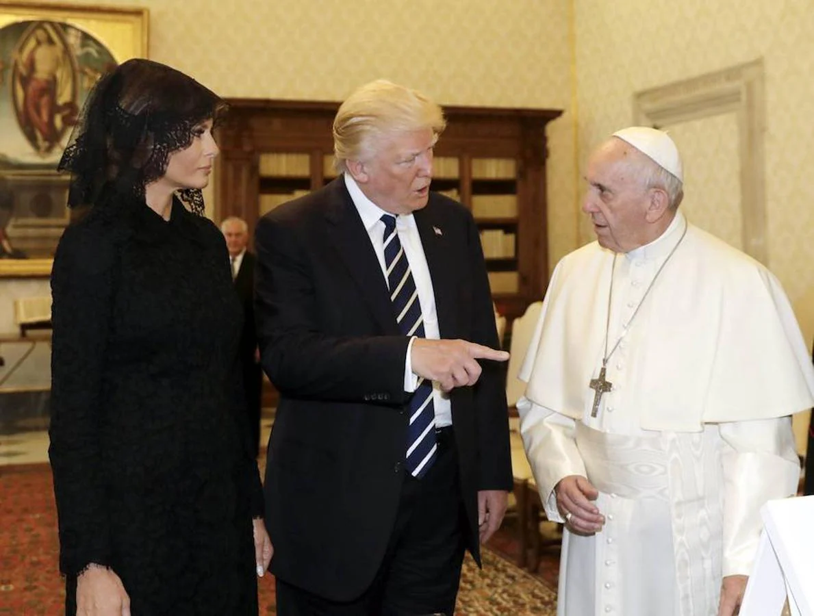 Donald Trump y su mujer dialogan con el Papa Francisco. 