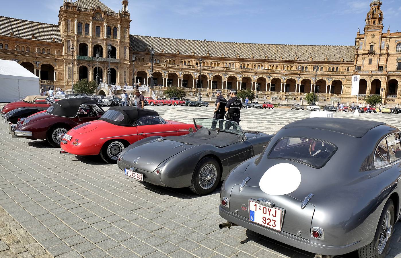 Los coches de lujo toman la plaza de España