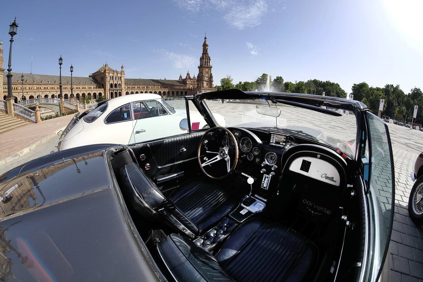 Los coches de lujo toman la plaza de España