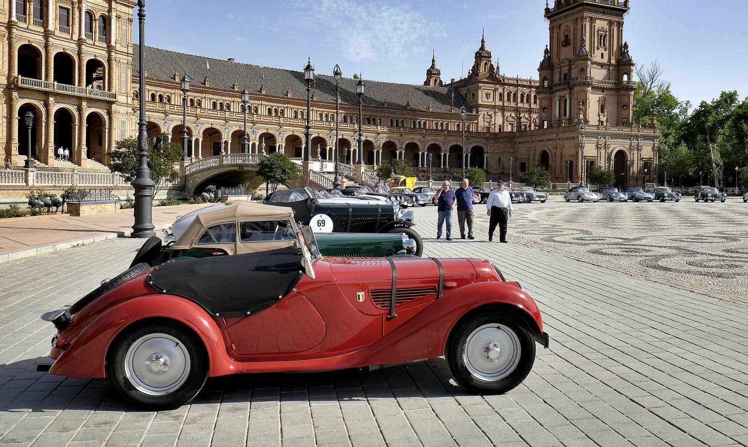 Los coches de lujo toman la plaza de España