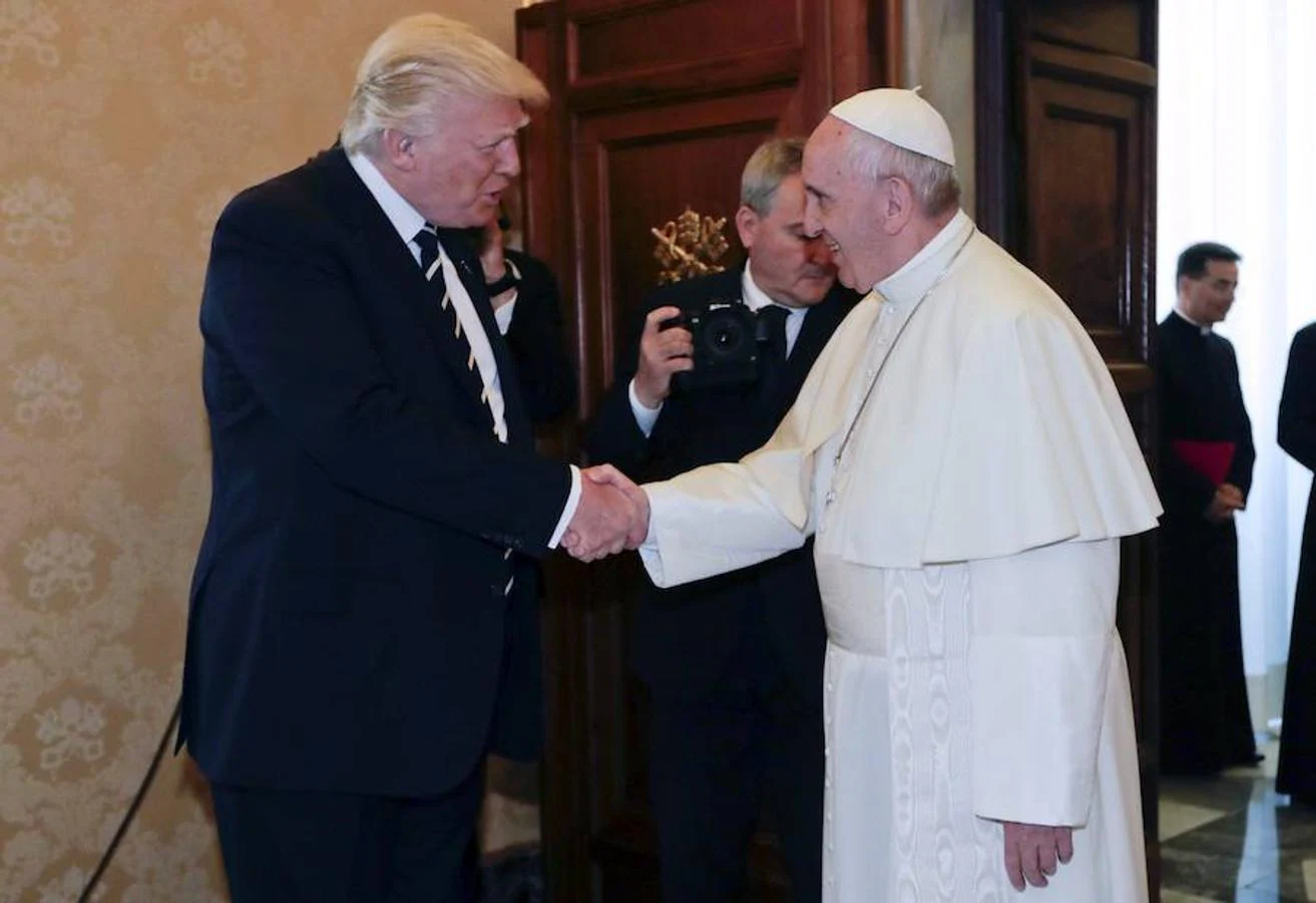 Donald Trump estrecha la mano al Papa. 