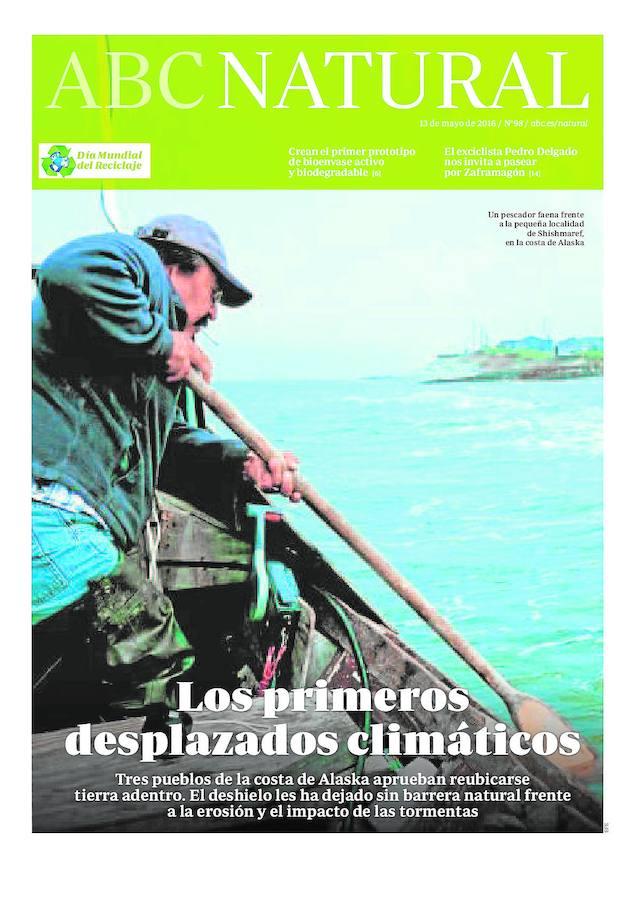 Los primeros desplazados del clima. Este reportaje sobre la reubicación tierra adentro de tres pueblos de la costa de Alaska es la prueba de que ya llegamos tarde en la lucha contra el cambio climático. En los últimos tiempos, el mar se ha tragado también cinco islas de arrecife en las islas Salomón y otras seis están gravemente erosionadas. Son lugares distantes entre sí, pero desde hace décadas tanto Alaska como las pequeñas islas del Pacífico fueron identificados como los lugares en que primero podrían sufrirse los efectos del calentamiento global. Los fenómenos agravados por el cambio climático, como los eventos meteorológicos extremos o la degradación de los ecosistemas costeros, fuerzan ya a varias decenas de millones de personas a migrar de sus lugares de residencia cada año. Entre 2008 y 2014 solo los eventos meteorológicos extremos desplazaron de sus hogares a 184 millones de personas, lo que arroja una media de 26,4 millones de seres humanos al año.