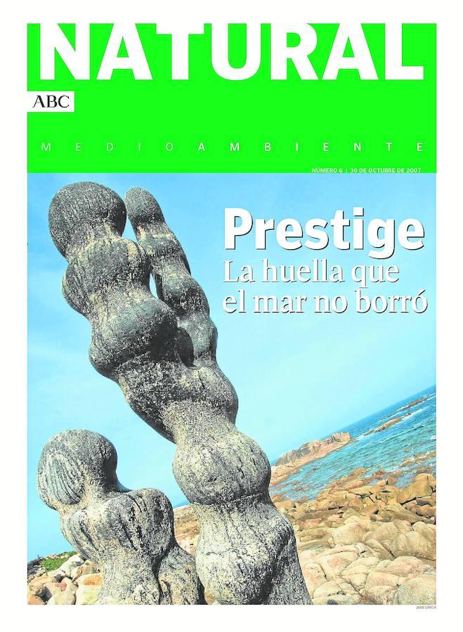 El desastre del Prestige, año 15. En noviembre se cumplirán 15 años desde que el mar pintó de negro la costa gallega. El buque Prestige, que transportaba 70.000 toneladas de fuel pesado y tóxico, se partió en dos tras varios días en que se intentó sin éxito remolcarlo mar adentro, derramando su negra carga. Es la mayor catástrofe ecológica ocurrida en España, que afectó a 2.600 kilómetros de costa y tuvo un coste económico que rondó los 4.000 millones de euros. En este reportaje, Miguel Ángel Barroso y el fotógrafo Jaime García recorren la Costa de la Muerte cinco años después de la catástrofe, cuando las huellas del Prestige aún resultaban visibles en algunas partes de la «zona cero» del desastre. No en las playas más frecuentadas, pero sí en multitud de zonas rocosas y arenales donde aún era posible seguir la llamada «ruta del fuel», como las esculturas del Museo del Alemán, en Camelle, imagen que ilustró la portada de ese número. A día de hoy, el Estado sigue peleando judicialmente en Londres por las indemnizaciones, después de que una sentencia del Tribunal Supremo en enero de 2016 condenara al capitán del Prestige (Apostolos Mangouras) por delito medioambiental, corrigiendo así la sentencia de la Audiencia Provincial de La Coruña, y abriendo la puerta al cobro de las indemnizaciones, pues declaró la responsabilidad civil de la propietaria del buque y de la compañía aseguradora.