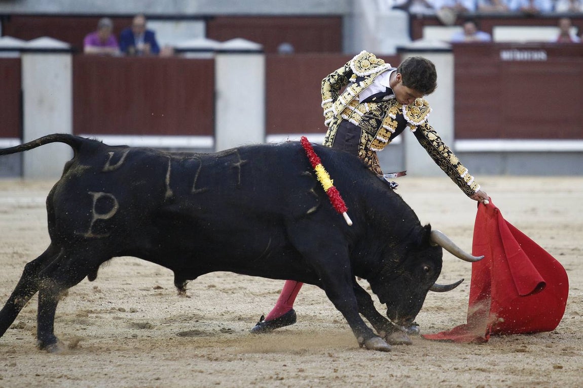 Así fue la faena de Ginés Marín, la primera de dos orejas en San Isidro 2017