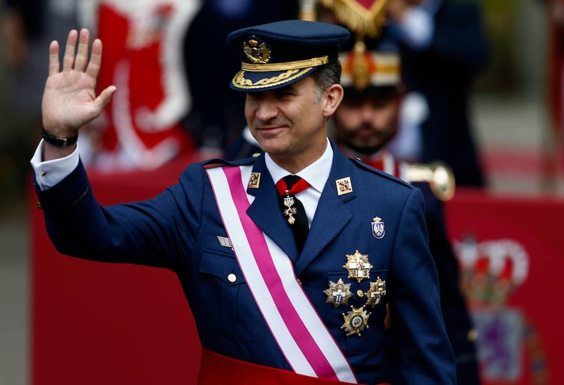 Seguidamente fueron saludados por otras autoridades como el alcalde de Guadalajara, el popular Antonio Román, el ministro de Interior, Juan Ignacio Zoido, o el jefe de Estado Mayor de la Defensa (Jemad), el general Fernando Alejandre. 