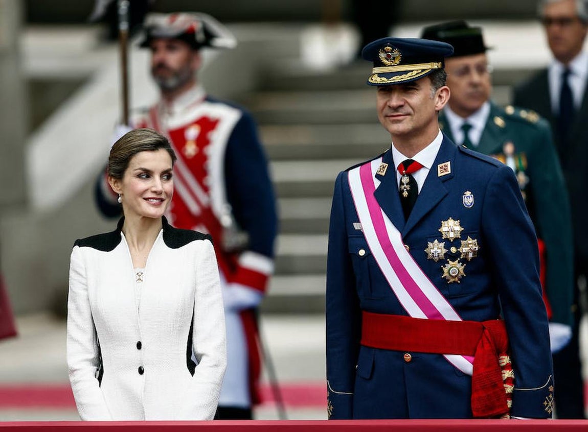 Tras el acto castrense, los Reyes se han trasladado al Colegio Niña María Adoratrices a la recepción oficial organizada por el alcalde de Guadalajara. 