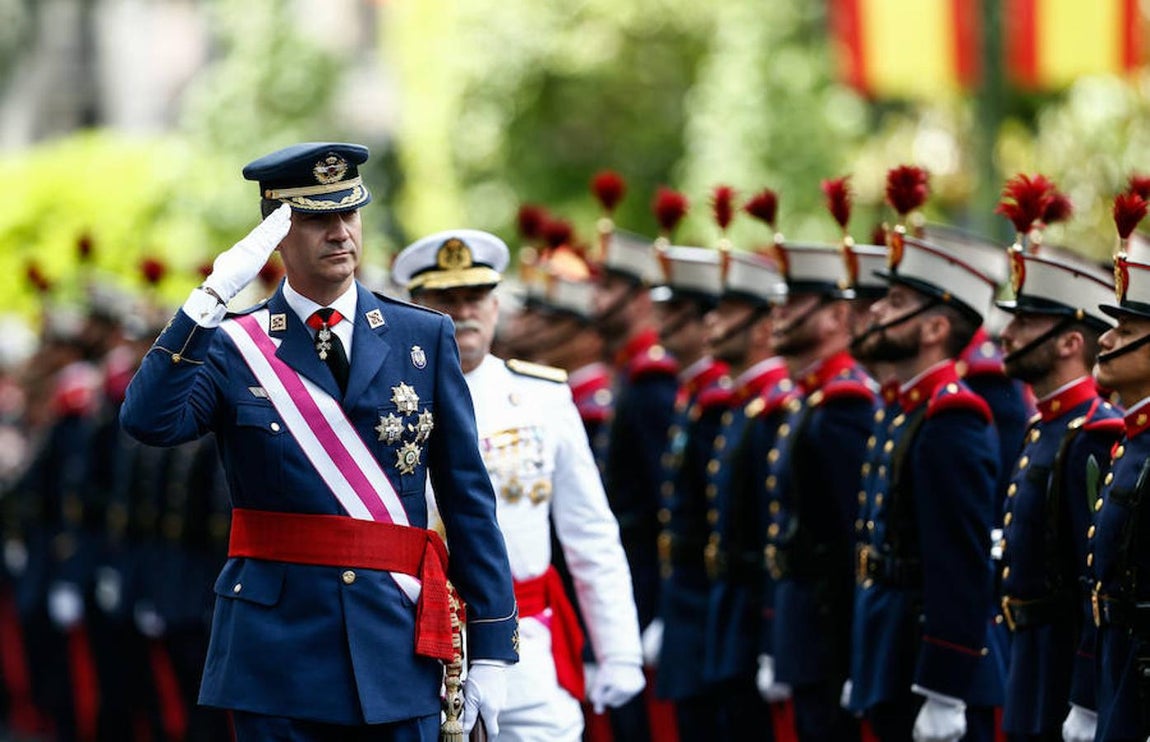 Antes del desfile, se rindió homenaje a los que dieron su vida de España. El Rey depositó la Corona de laurel en presencia de seis familiares de fallecidos en los siniestros del Yak-42, Cougar, el helicóptero del SAR y dos asesinados por ETA, a los que saludó tras este acto central del Día de las Fuerzas Armadas. 