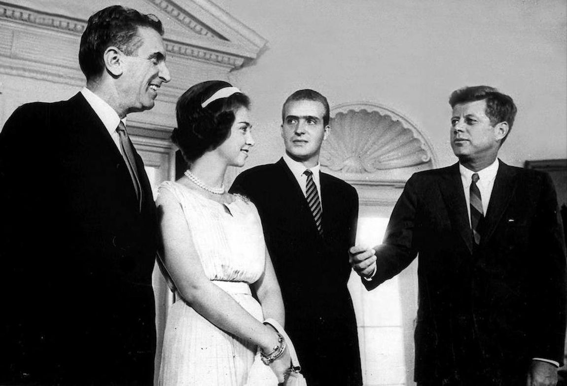 Los entonces Príncipes Juan Carlos y Sofía conversan con JFK. 