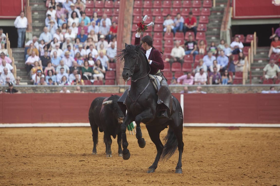 La corrida de rejones que cerró la feria taurina, en imágenes