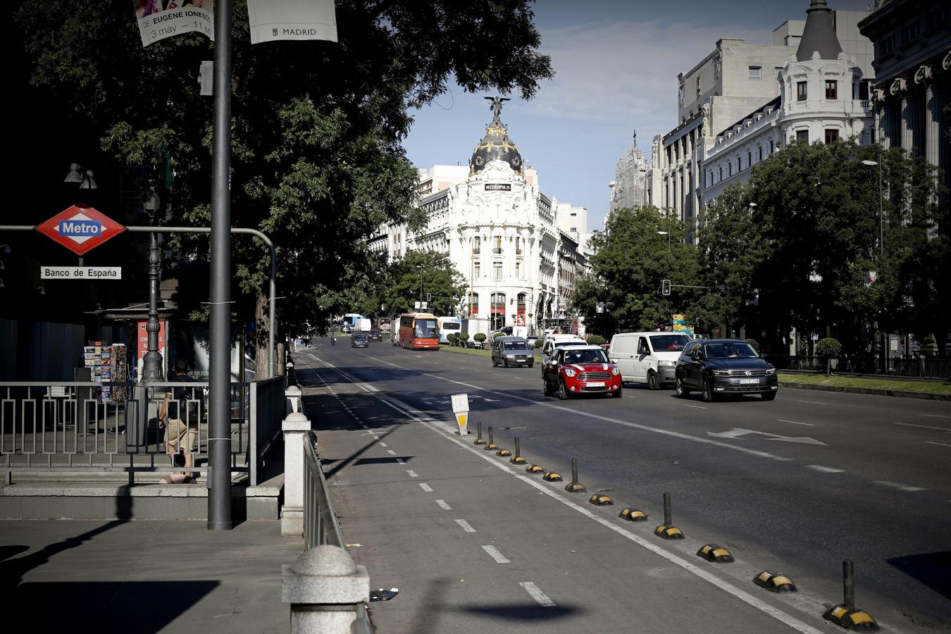 Aspecto que presentaba la madrileña calle de Alcalá sin taxis circulando a primera hora de la mañana de este martes