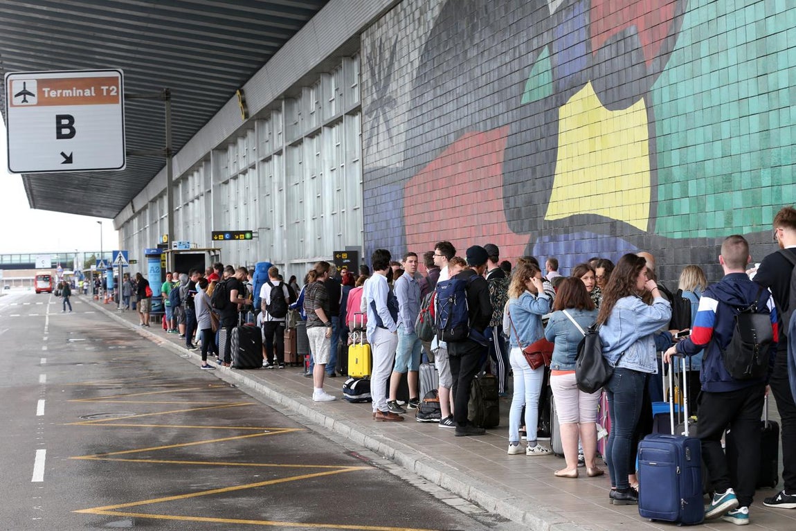 La huelga de taxis ha obligado a muchos pasejeros de paso por el aeropuerto barcelonés de El Prat a buscar medios de transporte alternativos. 