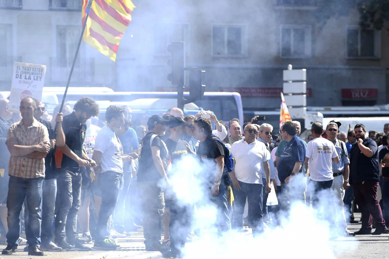 Un grupo de taxistas se manifesta en Madrid con motivo de la huelga que se celebra este martes