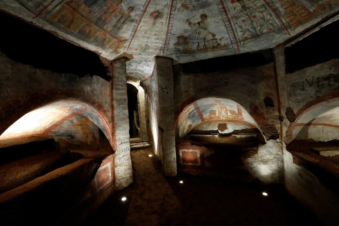 Con la técnica del láser utilizada para la restauración se ha conseguido en dos años, trabajando en duras condiciones por la estrechez, el frío y la humedad, eliminar las impurezas de una de las tumbas más monumentales de estas catacumbas y respetar además los grafitis que fueron dejando durante los años los descubridores o visitantes históricos de las catacumbas.. 