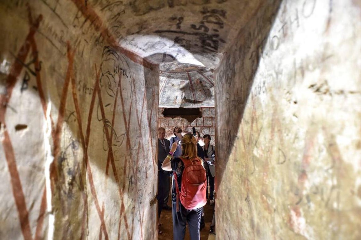 Grafitis en el pasillo que conduce a la sala. 