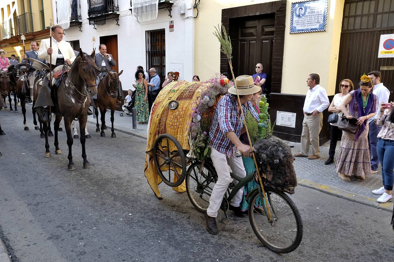 La salida de la Hermandad del Rocío de Triana, en imágenes