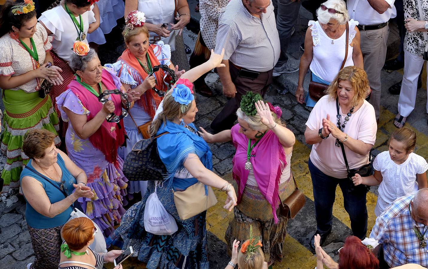 La salida de la Hermandad del Rocío de Triana, en imágenes