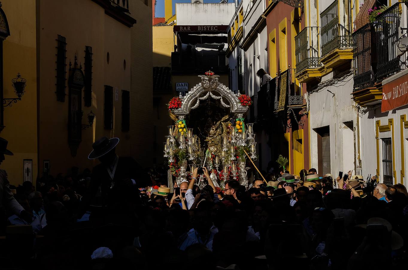 La salida de la Hermandad del Rocío de Triana, en imágenes