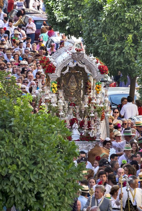 La salida de la Hermandad del Rocío de Triana, en imágenes